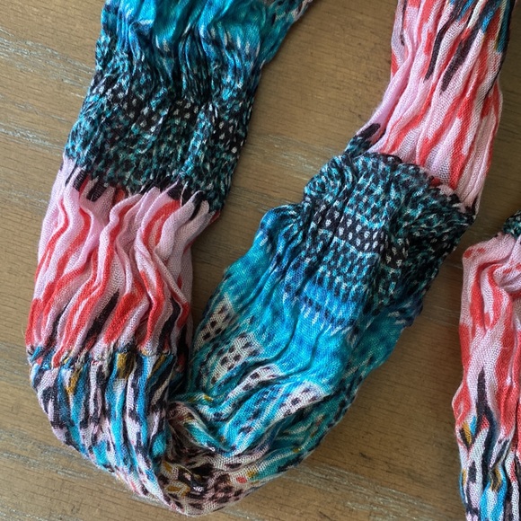 Patterned Infiniti Scarf - Picture 4 of 4